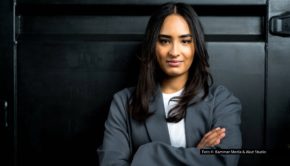 Sterneköchin Alina Meissner-Bebrout ist zu Gast in der aktuellen Ausgabe des „Feinschmecker“-Podcasts. In den knapp 30-minütigen Gespräch mit Moderator Julius Schneider verrät sie, wie ihre Karriere begann und warum mehr Frauen in der Gastronomie arbeiten sollten. Foto © Kammer Media & Akut Studio