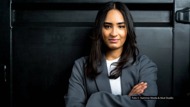 Sterneköchin Alina Meissner-Bebrout ist zu Gast in der aktuellen Ausgabe des „Feinschmecker“-Podcasts. In den knapp 30-minütigen Gespräch mit Moderator Julius Schneider verrät sie, wie ihre Karriere begann und warum mehr Frauen in der Gastronomie arbeiten sollten. Foto © Kammer Media & Akut Studio