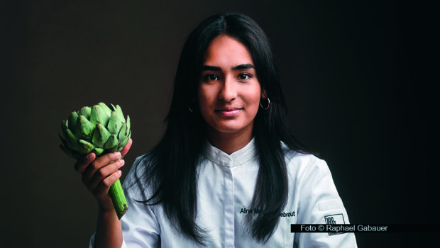 Im „Rolling Pin“-Podcast spricht Sterneköchin Alina-Meissner-Bebrout über ihren Werdegang. Zum Start der Woche beurteilt sie überdies am 17. November als Jurorin der ZDF-„Küchenschlacht“ die Leistungen von Köchinnen und Köchen der Jahre 2019 bis 2024. (Foto © Raphael Gabauer)