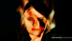 Singer-Songwriterin Alina fährt mit ihrer aktuellen Single „Deine Frau“ auf Erfolgskurs. In dieser Woche hat sie die Spitzenposition in der via Publikums-Voting ermittelten „ARD Schlagerhitparade“ erreicht. Darüber hinaus wird der Titel auch in den Top 40 der Airplay-Genrecharts notiert. Foto Marcel Brell