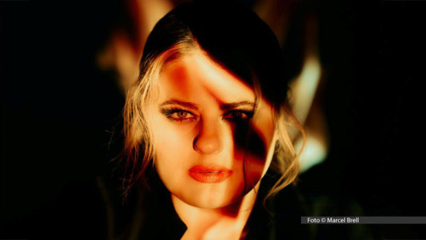 Singer-Songwriterin Alina fährt mit ihrer aktuellen Single „Deine Frau“ auf Erfolgskurs. In dieser Woche hat sie die Spitzenposition in der via Publikums-Voting ermittelten „ARD Schlagerhitparade“ erreicht. Darüber hinaus wird der Titel auch in den Top 40 der Airplay-Genrecharts notiert. Foto Marcel Brell