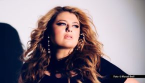 Sängerin und Songwriterin Alina startet mit der ersten Single bei ihrem neuen Label Telamo durch. Der Popschlager „Liebeslied“, der auch eine elegante Reverenz an einen Eurodance-Klassiker enthält, erscheint am 25. April mitsamt dem zugehörigen Musikvideo. Foto: © Marcel Brell
