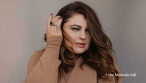 Die Sängerin und Songwriterin Alina schrieb bereits für Helene Fischer und arbeitet nun exklusiv mit dem Deutschen Schaustellerbund zusammen. Ihr Song „Dann küss‘ ich halt den Weihnachtsmann“ liefert den passenden Soundtrack für den stimmungsvollen Bummel vor dem Fest. (Foto: Manuela Hall)