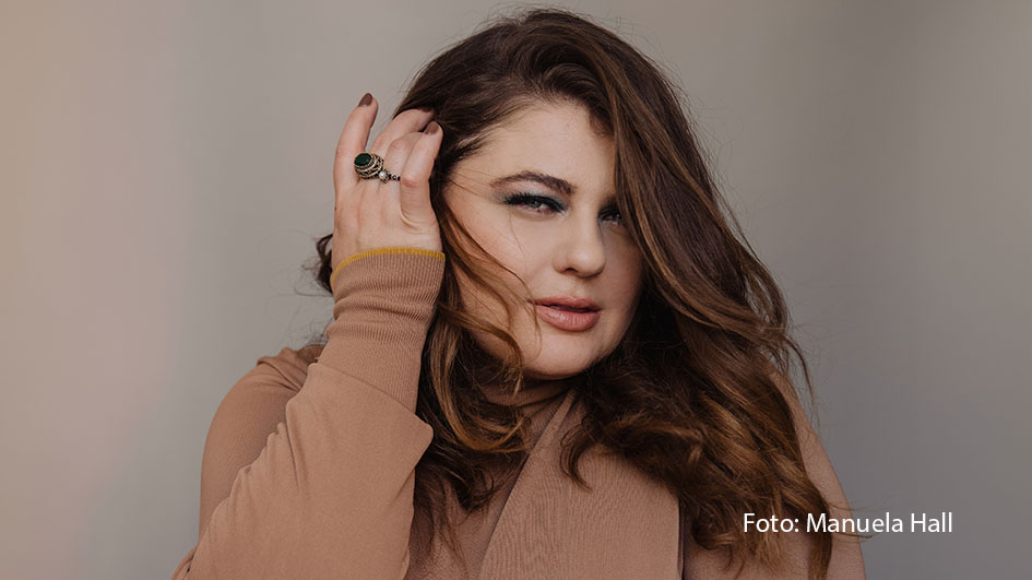 Die Sängerin und Songwriterin Alina schrieb bereits für Helene Fischer und arbeitet nun exklusiv mit dem Deutschen Schaustellerbund zusammen. Ihr Song „Dann küss‘ ich halt den Weihnachtsmann“ liefert den passenden Soundtrack für den stimmungsvollen Bummel vor dem Fest. (Foto: Manuela Hall)