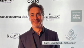 Moderator Marco Schreyl führte am Samstag in Kempten durch den Allgäuer Presseball, der nach zweijähriger Zwangspause wieder in bewährter Form durchgeführt wurde. Direkt am Sonntagmorgen nach der Gala, bei der u.a. Sänger Mutzke auftrat, saß Schreyl dann schon wieder als Radiomoderator vor dem WDR2-Mikrofon. (Foto: smalltalk/Lisa Rothländer)
