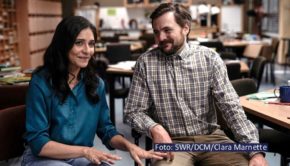 Mit acht neuen Folgen wird die Comedyserie „Almania“ in der ARD-Mediathek zu einer kompletten Staffel ausgeweitet. Ideengeber Phil Laude spielt darin einen spießigen Junglehrer an einer diversen Großstadtschule. In weiteren Rollen sind u.a. Pegah Ferydoni und Johannes Zeiler zu sehen. (Foto: SWR/DCM/Clara Marnette