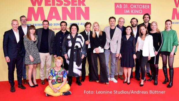 Der prominent besetzte Cast mit u.a. Jan Josef Liefers, Meltem Kaptan und Elyas M’Barek sowie die Produktionsverantwortlichen und Filmemacher Simon Verhoeven feierten in München die offizielle Premiere der Komödie „Alter weißer Mann“. Bundesweiter Kinostart ist am 31. Oktober.Foto-Leonine-Studios_Andreas-Buettner.