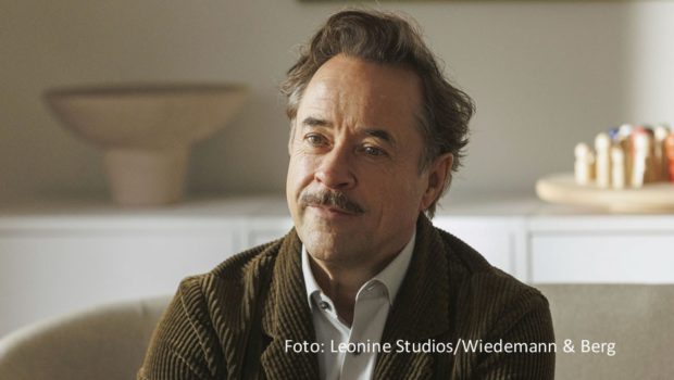 Am morgigen Freitag, den 18. Oktober laden Judith Rakers und Giovanni di Lorenzo zu einer neuen Ausgabe von „3nach9“ ein. Diesmal darf sich das TV-Publikum auf spannende Gespräche mit prominenten Gästen wie Jan Josef Liefers, Nana Mouskouri und Sandra Maischberger freuen. (Foto: Leonine Studios/Wiedemann & Berg)