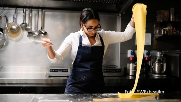Alle Folgen der vierten Staffel der Doku-Serie „Am Pass – Geschichten aus der Spitzenküche“ sind in der ARD-Mediathek verfügbar und blicken erneut auf die Arbeit von sechs Köchinnen und-köchen. Mit von der Partie sind u.a. Alina Meissner-Bebrout, Sarah Hallmann und Daniel Schimkowitsch. (Foto: SWR/heyfilm)
