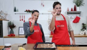 Moderatorin Amira Aly und ihr Bruder Hami schwangen gemeinsam den Schneebesen. Für die Aktion „Backen mit Nutella“ probierten die Geschwister ein raffiniertes Zimtstern-Rezept aus und schwelgten dabei in Erinnerungen an die Weihnachtszeit ihrer Kindheit. Foto © nutella/Claudia Ast/Ralf Juergens