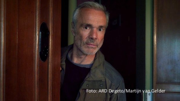 In zwei neuen „Amsterdam-Krimis" im Ersten ermittelt Hannes Jaenicke wieder undercover. Zuvor ist der Schauspieler am 17. April in der ARD-Talkshow „Maischberger“ zu Gast und kommentiert mit zwei weiteren Experten die aktuelle (welt-)politische Lage. Themen sind u.a. der Krieg in der Ukraine und Deutschlands wirtschaftliche Abhängigkeit von China. (Foto: ARD Degeto/Martijn van Gelder)