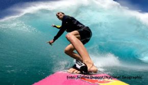 Die vielfach preisgekrönten „Free Solo“-Macher Jimmy Chin und Elizabeth Chai Vasarhelyi gehen mit einer neuen Doku-Serie bei National Geographic an den Start. In „Extremsport: An den Grenzen des Möglichen mit Jimmy Chin“ berichten u.a. die Big-Wave-Surferin Justine Dupont und der Kletter-Star Alex Honnold über ihre Erlebnisse. (Foto: Justine Dupont/National Geographic)