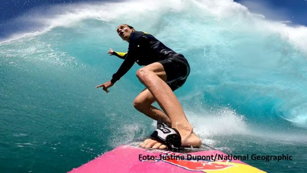 Die vielfach preisgekrönten „Free Solo“-Macher Jimmy Chin und Elizabeth Chai Vasarhelyi gehen mit einer neuen Doku-Serie bei National Geographic an den Start. In „Extremsport: An den Grenzen des Möglichen mit Jimmy Chin“ berichten u.a. die Big-Wave-Surferin Justine Dupont und der Kletter-Star Alex Honnold über ihre Erlebnisse. (Foto: Justine Dupont/National Geographic)