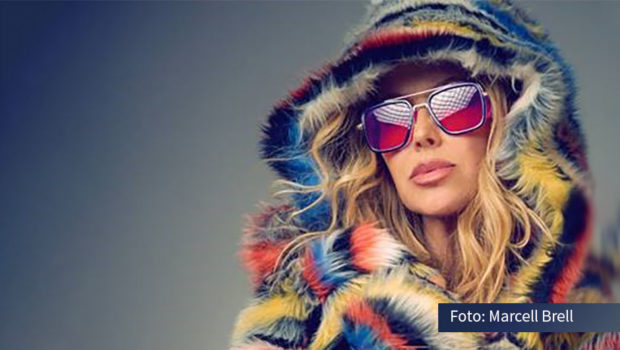 Die US-amerikanische Sängerin Anastacia veröffentlicht am 22. September ihr achtes Studioalbum. Unter dem Titel „Our Songs“ präsentiert es ihre Interpretationen von Pop-Meilensteinen made in Germany. Zu hören sind u.a. die Hosen-Hymne „Tage wie diese“ und Udo Lindenbergs „Cello“. (Foto: Marcel Brell)