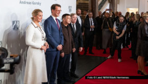 In Düsseldorf erhielt der Fotokünstler Andreas Gursky am 4. November den Staatspreis des Landes Nordrhein-Westfalen. Durch den Festakt führte Moderatorin Judith Rakers. Vor Ort dabei waren u.a. NRW-Ministerpräsident Hendrik Wüst und Fußball-Ikone Günter Netzer. Foto © Land NRW/Mark Hermenau