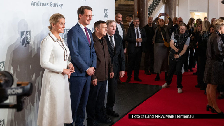 In Düsseldorf erhielt der Fotokünstler Andreas Gursky am 4. November den Staatspreis des Landes Nordrhein-Westfalen. Durch den Festakt führte Moderatorin Judith Rakers. Vor Ort dabei waren u.a. NRW-Ministerpräsident Hendrik Wüst und Fußball-Ikone Günter Netzer. Foto © Land NRW/Mark Hermenau