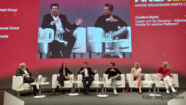 Vertreterinnen und Vertreter von Seven One Entertainment, Telekom, DAZN, ARD und Sky diskutierten am heutigen 11. Mai beim „Mediengipfel“ der Anga Com in Köln über die Zukunft von klassischem Fernsehen und On-Demand-Angeboten. Moderiert wurde die Runde von Medienberater Klaus Goldhammer. (Foto: Jörg Laumann)