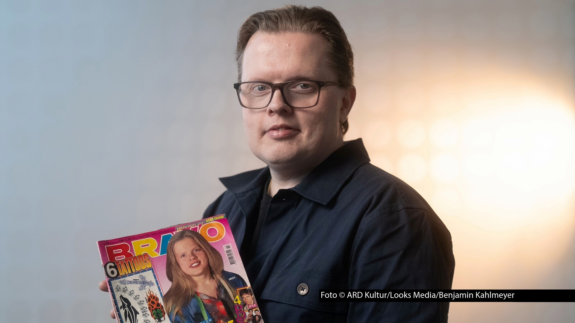 Nach RTL wirft auch die ARD einen Blick auf die Geschichte der Jugendzeitschrift „Bravo“, die seit nunmehr 70 Jahren auf dem Markt ist. In dem Doku-Dreiteiler „Bravo – Headlines, Hypes und Herzschmerz“ kommen u.a. Angelo Kelly, Jasmin Wagner, Oli.P und Eko Fresh zu Wort. (Foto © ARD Kultur/Looks Media/Benjamin Kahlmeyer)