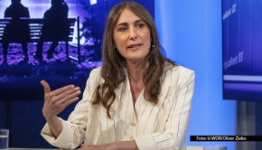 Am 8. März begrüßt Maischberger u.a. den FDP-Granden Wolfgang Kubicki und die Linken-Fraktionschefin Heidi Reichinnek in ihrer Talkshow im Ersten. ARD-Börsenexpertin Anja Kohl erläutert die Folgen der US-Zollpolitik für die Märkte der Welt. (Foto: © WDR/Oliver Ziebe)