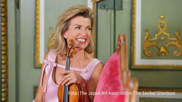 Für die aktuelle Ausgabe der Zeitschrift „BARBARA“ traf Editor at Large Barbara Schöneberger die Geigerin Anne-Sophie Mutter. Die beiden Frauen sprechen über den Biss, den man im Leben braucht, übers Älterwerden und darüber, wie Mutter einst Herbert von Karajan versetzte. (Foto: The Japan Art Association/The Sankei Shimbun)