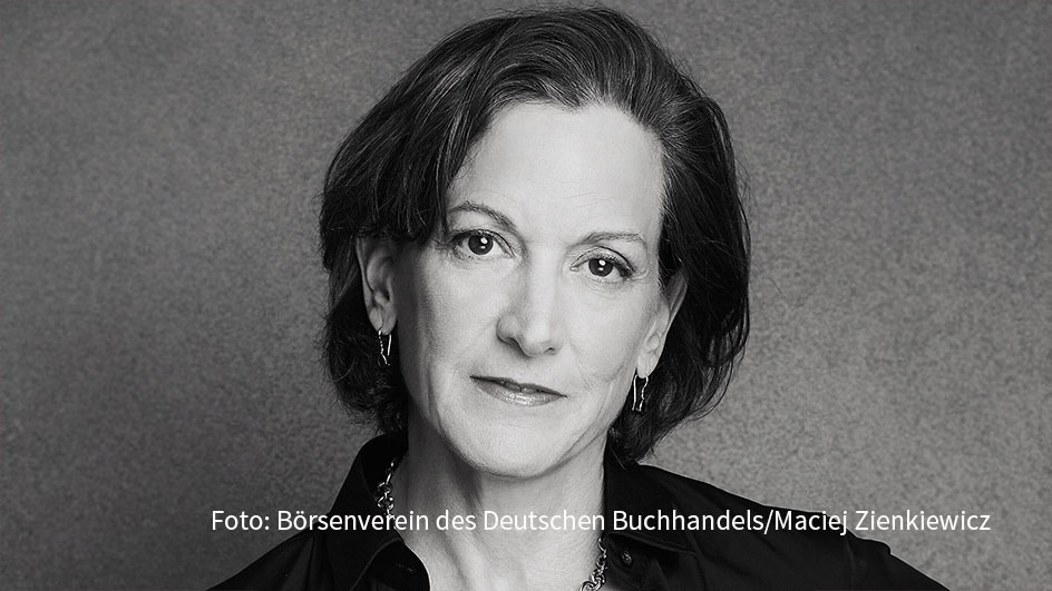 Die polnisch-amerikanische Historikerin Anne Applebaum nimmt die Auswirkungen von Desinformation und Propaganda in den Blick. Dafür wurde sie vom Stiftungsrat des Börsenvereins zur Friedenspreisträgerin des Deutschen Buchhandels 2024 gewählt. Die Verleihung folgt im Oktober. (Foto: Börsenverein des Deutschen Buchhandels/Maciej Zienkiewicz)