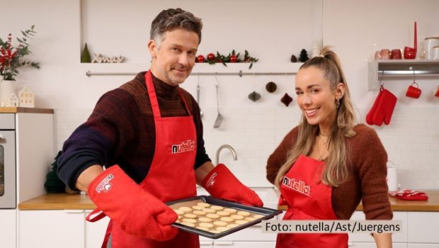 Für TV-Moderatorin Annemarie Carpendale und ihren Mann, den Schauspieler Wayne Carpendale, ist die Weihnachtsbäckerei keineswegs unbekanntes Terrain. Ihr Sohn ist ein großer Plätzchen-Fan. Im Rahmen der Aktion „Backen mit Nutella“ haben sie auch für ihn ein Rezept für Linzer Plätzchen ausprobiert. (Foto: nutella/Ast/Juergens)