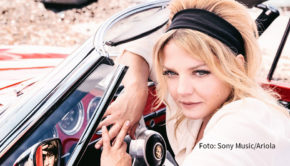 „Das Spiel“ ist aus? In Nummer 76 von Barbara Schönebergers Zeitschrift „BARBARA“ spricht Annett Louisan übers Älterwerden. Ausgangspunkt ist ihr aktuelles Album „Babyblue“. Zudem geht’s um Glück und Unglück, die Liebe zu sich selbst – und die heiße Liebe zu noch heißeren Pommes Frites. (Foto: Sony Music/Ariola)