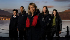 Das Team um die von Nicola Walker gespielte DI Annika Strandhed muss sich ab dem 2. Februar wieder mit kniffligen Kriminalfällen in und an schottischen Gewässern befassen. Das ZDF strahlt sechs neuen Folgen von „Annika – Mord an Schottlands Küste“ als deutsche Free-TV-Premiere aus. (Foto: ZDF/UKTV)