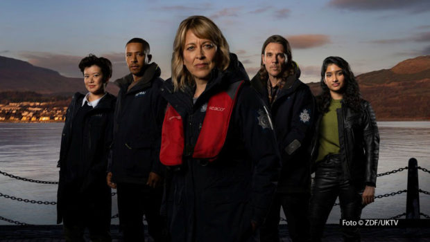 Das Team um die von Nicola Walker gespielte DI Annika Strandhed muss sich ab dem 2. Februar wieder mit kniffligen Kriminalfällen in und an schottischen Gewässern befassen. Das ZDF strahlt sechs neuen Folgen von „Annika – Mord an Schottlands Küste“ als deutsche Free-TV-Premiere aus. (Foto: ZDF/UKTV)