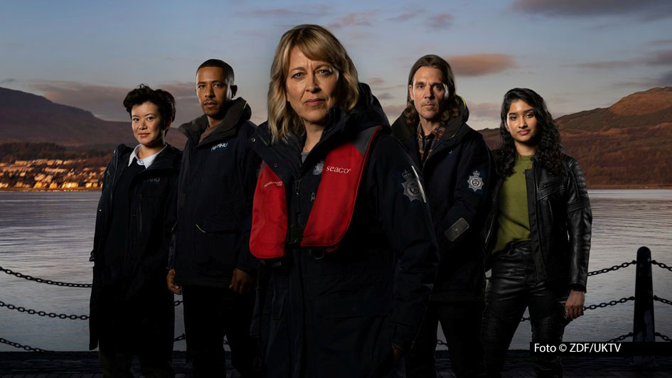 Das Team um die von Nicola Walker gespielte DI Annika Strandhed muss sich ab dem 2. Februar wieder mit kniffligen Kriminalfällen in und an schottischen Gewässern befassen. Das ZDF strahlt sechs neuen Folgen von „Annika – Mord an Schottlands Küste“ als deutsche Free-TV-Premiere aus. (Foto: ZDF/UKTV)