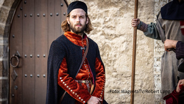 Der Name des Apothekers? Wakenstede. Melchior Wakenstede. Und er ist im Dienste ihrer Majestät der Wahrheit unterwegs. In der estnischen Mittelalterserie „Melchior, der Apotheker“ klärt der findige Pharmazeut Mordfälle in Reval/Tallinn auf. MagentaTV zeigt die Bestsellerverfilmung ab 5. Mai. (Foto: MagentaTV/Robert Lang)