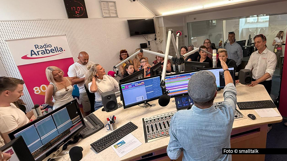Während ihres Österreich-Besuchs stattete Entertainerin Barbara Schöneberger dem DAB+ Sender Arabella Magic einen Besuch ab. Seit letztem Jahr wird dort regelmäßig ihr barba radio-Show „Mit den Waffeln einer Frau“ ausgestrahlt. Zu ihrem Radiointerview hatten auch treue Fans die Gelegenheit, live dabei zu sein.