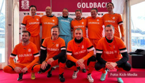 Beim „Arosa IceSnowFootball“-Turnier kicken derzeit Ex-Nationalspieler um den inoffiziellen WM-Titel im Schneefußball. Kick-Media-Vorstand Carlos Zamorano machte dem Firmennamen alle Ehre und kickte am 17. Januar als Gast bei den Spielen der Medienvertreter im Team Goldbach („weiss“). (Foto: Kick-Media)