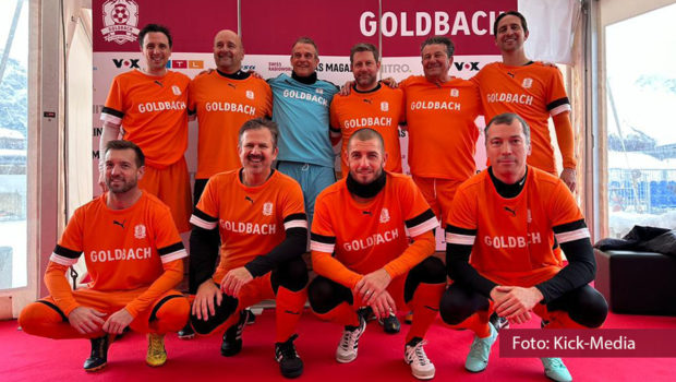 Beim „Arosa IceSnowFootball“-Turnier kicken derzeit Ex-Nationalspieler um den inoffiziellen WM-Titel im Schneefußball. Kick-Media-Vorstand Carlos Zamorano machte dem Firmennamen alle Ehre und kickte am 17. Januar als Gast bei den Spielen der Medienvertreter im Team Goldbach („weiss“). (Foto: Kick-Media)