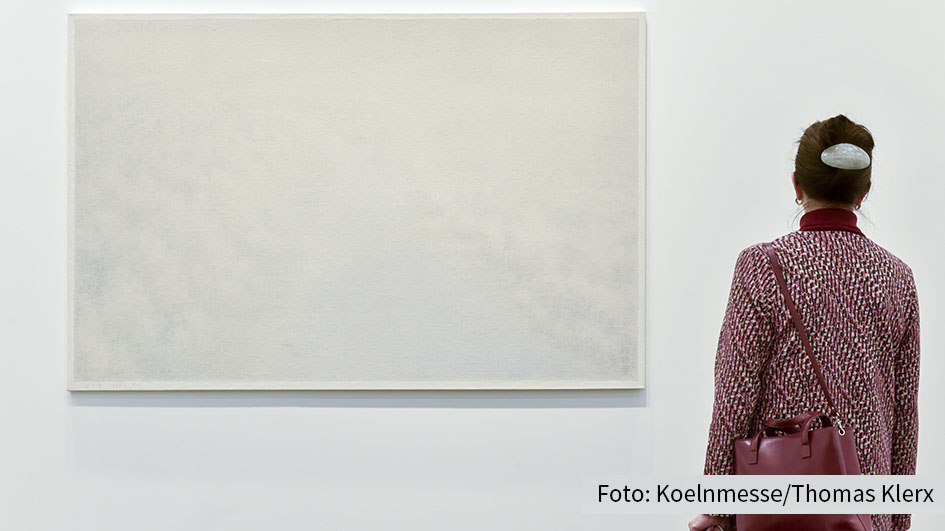 Heute startet in Köln die größte deutsche Kunstmesse: die 55. Ausgabe der Art Cologne. Rund 190 Galerien und Händler zeigen Kunst unterschiedlicher Epochen. Wegen der jüngsten Aktionen von Klimaaktivisten in Museen wurde der Kölner Sicherheitsdienst sensibilisiert. (Foto: Koelnmesse/Thomas Klerx)