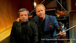 Mit ihrem Auftritt in der Dresdner Frauenkirche wollen Geiger Daniel Hope und Pianist Alexey Botvinov am heutigen 2. März ein Zeichen gegen den Krieg in der Ukraine setzen. Die musikalische Friedensandacht wird als Livestream bei Arte Concert übertragen. (Foto: Frauenkirche Dresden/Arte G.E.I.E.)