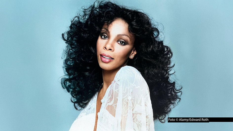 Ab 28. Juni widmet der Kultursender Arte dem globalen Disco-Phänomen einen ganzen Programmsommer. Online und im klassischen TV gibt’s u.a. Dokus über Stars wie Lady Gaga, die Bee Gees und natürlich die Queen des Genres, die legendäre Donna Summer. (Foto © Alamy/Edward Roth)