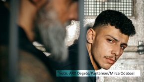 Mit dem Fünfteiler „Asbest“, der ab 20. Januar 2023 in der ARD-Mediathek zu sehen ist, feiert Kida Khodr Ramadan sein Debüt als Serienregisseur. Deutsch-Rapper Xidir spielt die Hauptrolle als Fußballtalent, das unschuldig im Gefängnis landet. (Foto: ARD Degeto/Pantaleon/Mirza Odabasi)