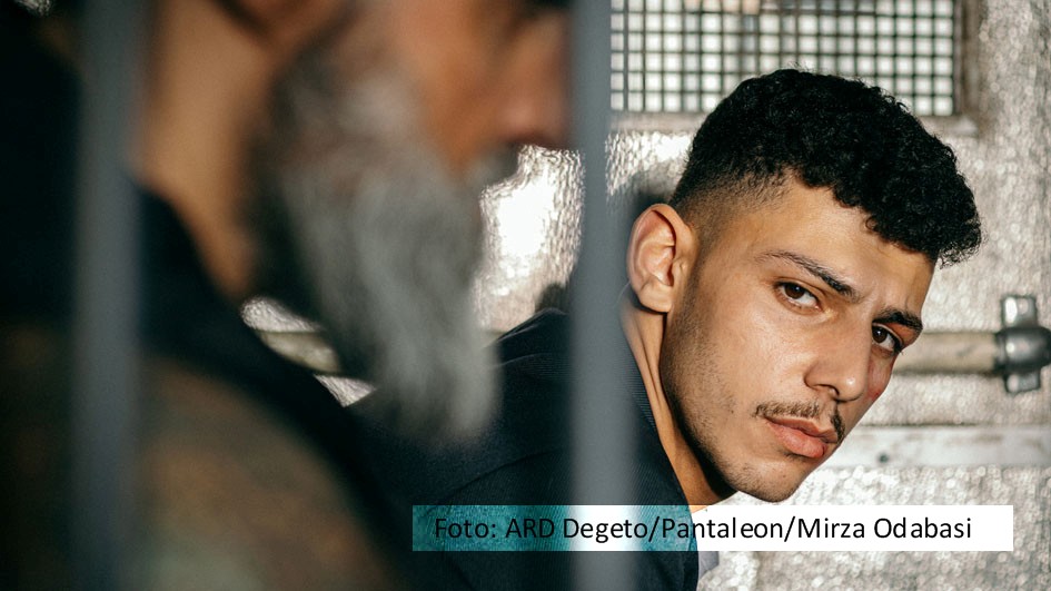 Mit dem Fünfteiler „Asbest“, der ab 20. Januar 2023 in der ARD-Mediathek zu sehen ist, feiert Kida Khodr Ramadan sein Debüt als Serienregisseur. Deutsch-Rapper Xidir spielt die Hauptrolle als Fußballtalent, das unschuldig im Gefängnis landet. (Foto: ARD Degeto/Pantaleon/Mirza Odabasi)
