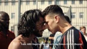 Mit der Optimierung der Mediathek, in der zuletzt fiktionale „Online First“-Inhalte wie die Serien „Asbest“ oder „Bonn“ große Erfolge feierten, und zusätzlichen Millionen Investitionen in Streaming-Inhalte will sich die ARD für die digitale Zukunft aufstellen. Das teilten die Intendantinnen und Intendanten nach ihrer jüngsten Sitzung mit. (Foto: ARD Degeto/Pantaleon Films/Simon Dat Vu (Repro))