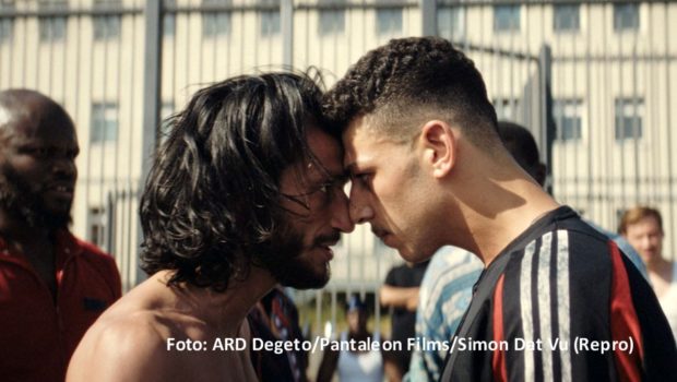 Mit der Optimierung der Mediathek, in der zuletzt fiktionale „Online First“-Inhalte wie die Serien „Asbest“ oder „Bonn“ große Erfolge feierten, und zusätzlichen Millionen Investitionen in Streaming-Inhalte will sich die ARD für die digitale Zukunft aufstellen. Das teilten die Intendantinnen und Intendanten nach ihrer jüngsten Sitzung mit. (Foto: ARD Degeto/Pantaleon Films/Simon Dat Vu (Repro))