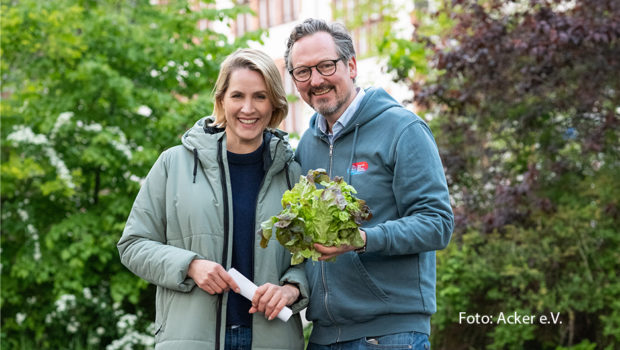 Am 5. Juni erscheint die erste Ausgabe des neuen Podcasts „Auf’m Acker“ von Moderatorin Judith Rakers und Acker e.V. Gast der Auftaktfolge ist Arzt, Entertainer und Wissenschaftsjournalist Dr. Eckart von Hirschhausen, der gemeinsam mit Rakers seine alte Schule besucht und über das wichtige Thema Nachhaltigkeit spricht. (Foto: Acker e.V.)