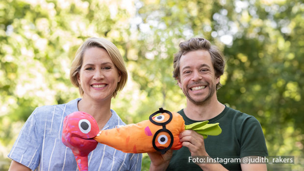 Judith Rakers begrüßt in der neuesten Ausgabe ihres Podcasts „Auf’m Acker“ den KiKA-Moderator Tobias Krell. Gemeinsam besuchen sie den „SchulAcker“ der Mittelschule München und teilen mit den Zuhörerinnen und Zuhörern ihre Erfahrungen rund um das Thema Gemüseanbau. (Foto: Instagram/@judith_rakers)