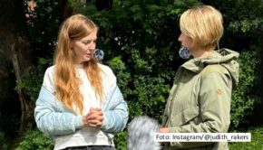 Auf einem Hamburger Schulacker spricht Moderatorin Judith Rakers für den Podcast „Auf’m Acker“ mit der Schauspielerin Pheline Roggan. Es geht u.a. um den Anbau von Kartoffeln, Tomaten und Mirabellen, aber auch um das Engagement für mehr Nachhaltigkeit in der Filmbranche. (Foto: Instagram/@judith_rakers)