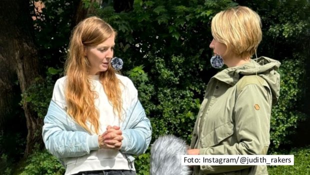 Auf einem Hamburger Schulacker spricht Moderatorin Judith Rakers für den Podcast „Auf’m Acker“ mit der Schauspielerin Pheline Roggan. Es geht u.a. um den Anbau von Kartoffeln, Tomaten und Mirabellen, aber auch um das Engagement für mehr Nachhaltigkeit in der Filmbranche. (Foto: Instagram/@judith_rakers)