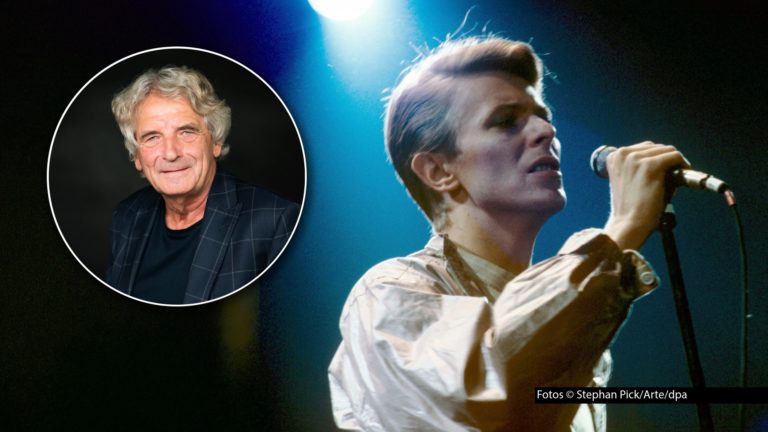 David Bowie ist eigentlich immer ein Thema. Und diese Woche besonders. Denn vor genau 50 Jahren begann die Berlin-Zeit des 2016 verstorbenen Künstlers. Bereits Anfang des Jahres erinnerte auf Arte die Dokumentation „Bowie – Der letzte Akt“ auch daran. Kick-Media-Vorstandschef Alexander Elbertzhagen verbindet mit Bowie sehr persönliche Erinnerungen. Er war 1978 Tourmanager der „Heroes“-Tour. Dabei erlebte er den Künstler als Rockstar und begeisterten Leser. Das lenkt Elbertzhagens Überlegungen schließlich auf die aktuelle Longlist des Deutschen Buchpreises. Foto © Arte/dpa