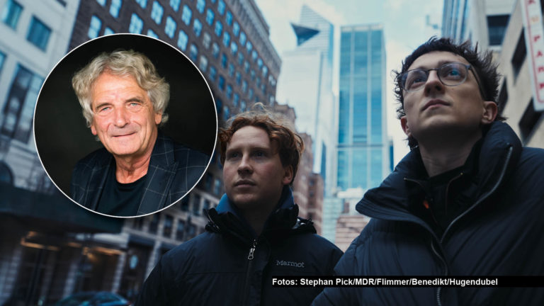 Deutsche Fernsehschaffende schauten diese Woche mit Spannung auf die Bekanntgabe der Grimme-Preise. Ausgezeichnet werden u.a. die jungen Filmemacher Julius Drost und Moritz Henneberg für ihre Doku „Der talentierte Mr. F.“. Ein Sonderpreis geht an Show-Legende Frank Elstner. Kick-Media-Vorstandschef Alexander Elbertzhagen blickt an diesem Wochenende aber auch Richtung Oscar-Verleihung und freut sich über den Sold-Out-Award der Kick-Media-Künstlerin Doc Caro. Foto © MDR/Flimmer/Benedikt/Hugendubel