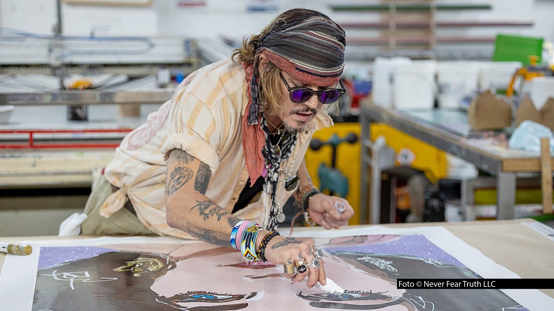 Bislang ist Johnny Depp vor allem als Hollywood-Schauspieler und Rockmusiker bekannt. Seit 2022 stellt er aber auch regelmäßig Porträtmalereien und abstrakte Kunstwerke aus. Aktuell gibt’s das Ganze noch bis 27. September im Schloss Benrath in Düsseldorf zu sehen. (Foto © Never Fear Truth LLC)