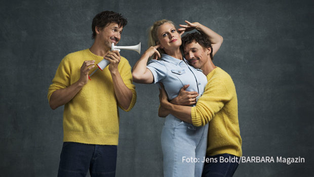 In der neuen Ausgabe der Zeitschrift „BARBARA“ spricht Editor at Large Barbara Schöneberger mit dem Filmemacher Florian David Fitz über Rituale, übers Mitmachen, Seinlassen und Wiederaufleben. Wie wäre es beispielsweise, den Jahreswechsel einfach mal zu verschlafen? (Foto: Jens Boldt für BARBARA Magazin)