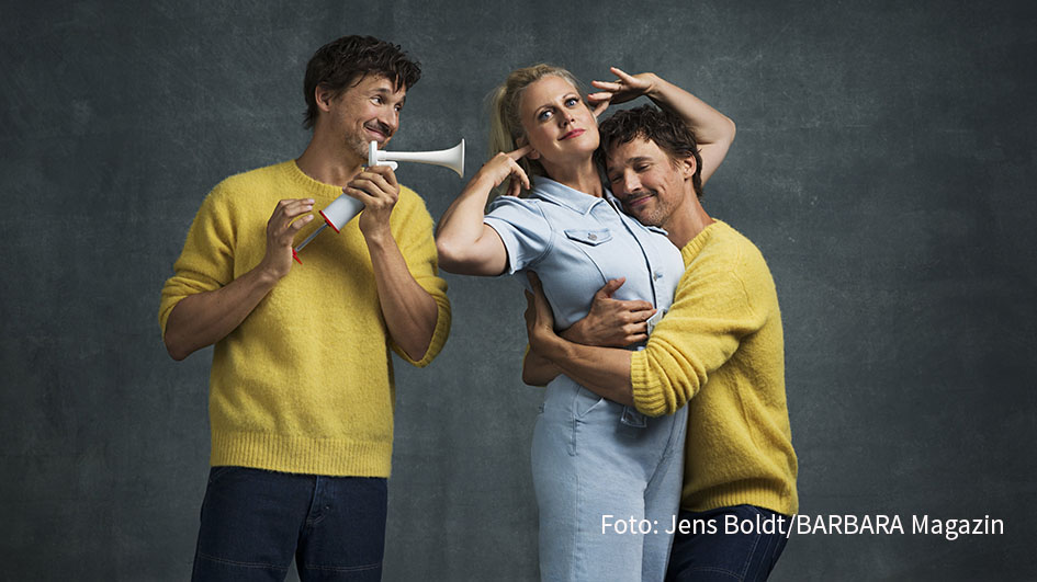 In der neuen Ausgabe der Zeitschrift „BARBARA“ spricht Editor at Large Barbara Schöneberger mit dem Filmemacher Florian David Fitz über Rituale, übers Mitmachen, Seinlassen und Wiederaufleben. Wie wäre es beispielsweise, den Jahreswechsel einfach mal zu verschlafen? (Foto: Jens Boldt für BARBARA Magazin)